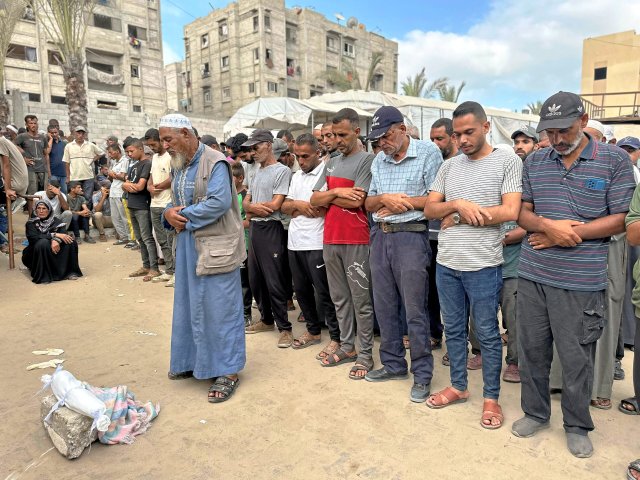 Menschen beim Totengebet am Nasser-Krankenhaus in Khan Yunis für die an Unterernährung verstorbene fünfjährige Ghadir Breika und andere Opfer israelischer Angriffe (22. August 2025)