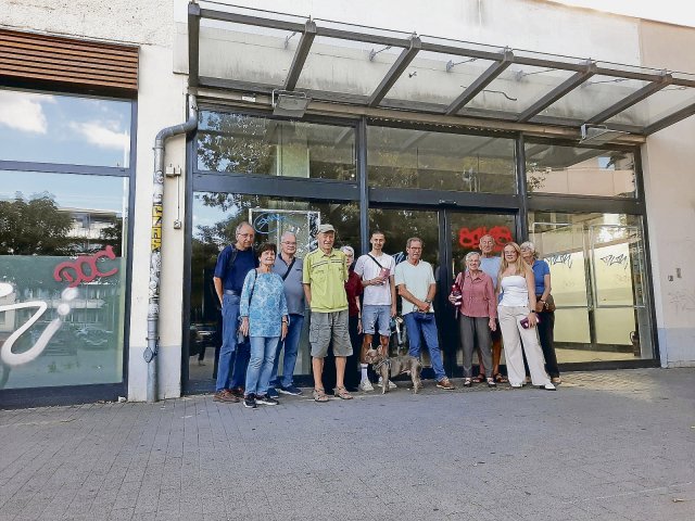 Bis Mitte Juni war hier noch ein Rewe-Supermarkt – Mitglieder der Bürgerinitiative Johannisthal Süd vor dem Sterndamm 140.