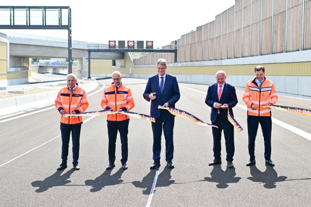 Patrick Schnieder (CDU, mitte), Bundesminister für Verkehr und Kai Wegner (CDU, 2.v.r.), Regierender Bürgermeister von Berlin, eröffnen den neuen Autobahnabschnitt der A100.