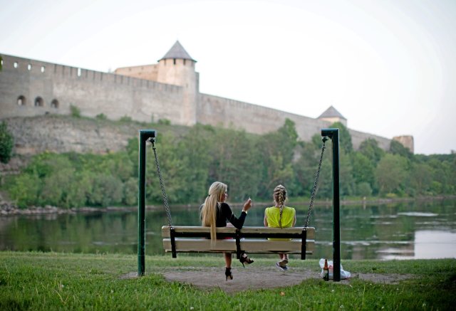 Nur der schmale Grenzfluss Narva trennt Estland hier von Russland.