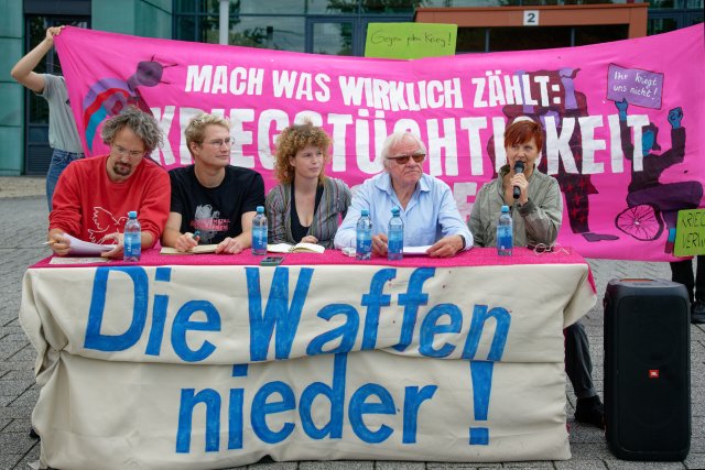 Auf der Pressekonferenz berichteten das Bündnis »Rheinmetall entwaffnen« und das Friedensforum als Veranstalter der Parade sowie die Abgeordnete Lizzy Schubert, der RAV und das Komitee für Grundrechte und Demokratie.