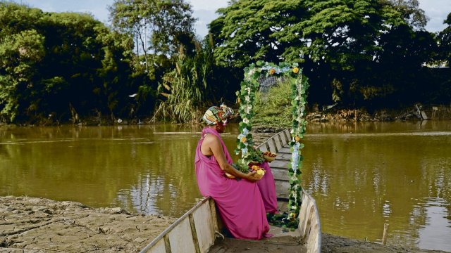 Adeleida Mosquera im pinken Kleid zeigt ihre Verbindung zur Natur: Die Flüsse stellen Lebensraum und Lebensunterhalt in einem dar.