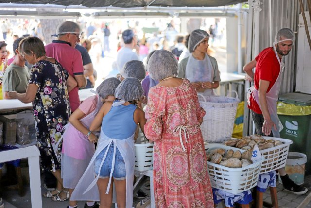 Die Arbeit verbindet auch am »Ofen von Leiria«, wo Brot mit und ohne Chouriço gebacken wird, alle Generationen.