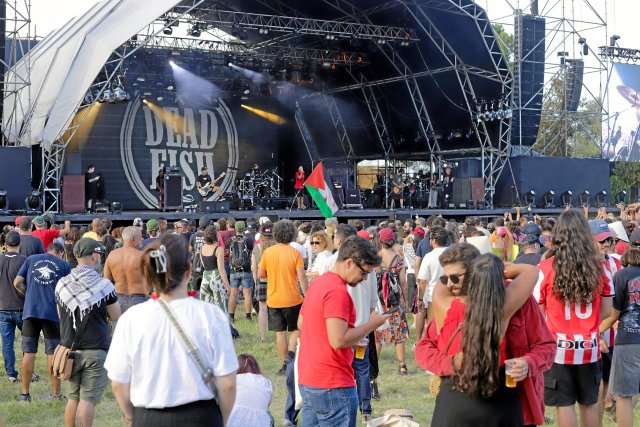 Die brasilianische Hardcore-Band »Dead Fish« macht mit »Musik gegen die Ungerechtigkeiten« Stimmung auf der Hauptbühne.