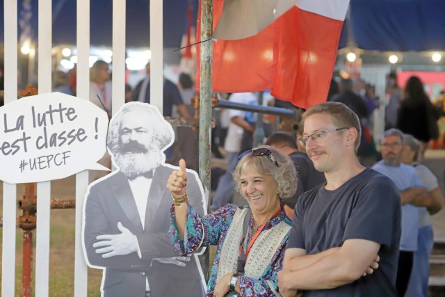 Ja zum Klassenkampf am Stand der Französischen Kommunistischen Partei.