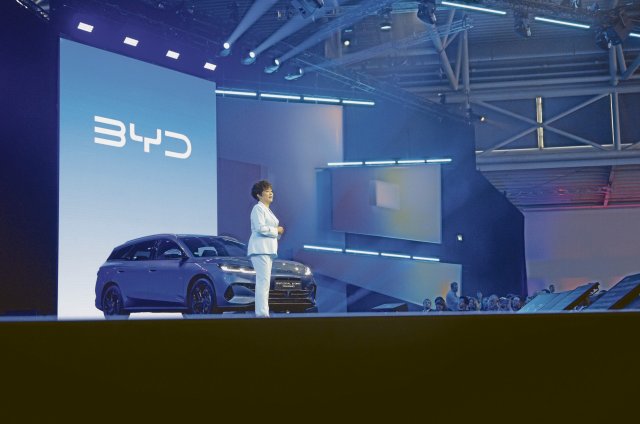 Hersteller wie der chinesische Konzern BYD beherrschen die E-Aut...