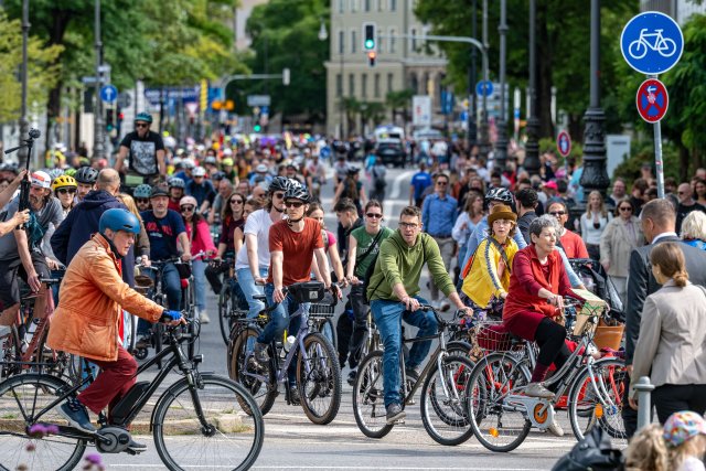 Der VCD München und der BUND hatten am Samstag eine »Radldemo« initiiert, deren Ziel die Auftaktkundgebung der »Laufdemo« war.