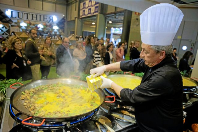 Pfannen in allen Größen: Paella-Koch auf einer Lebensmittelmesse