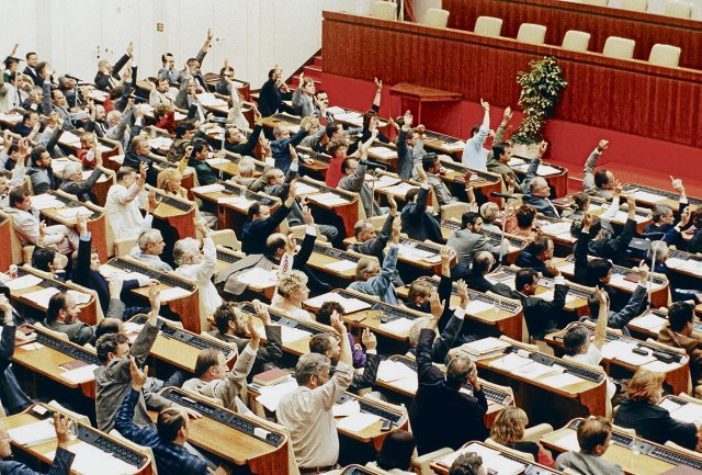 23. August 1990: Die letzte Volkskammer stimmt für den Beitritt zur BRD