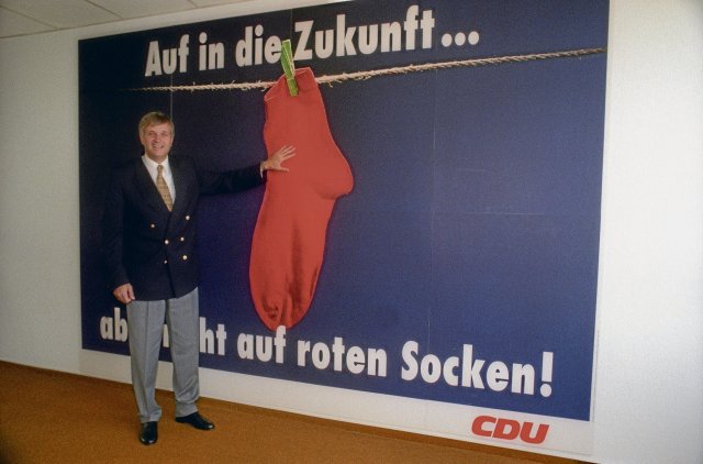 Diese Kampagne ging nach hinten los: CDU-Generalsekretär Peter Hintze warnt 1994 vor gefährlicher Fußkleidung