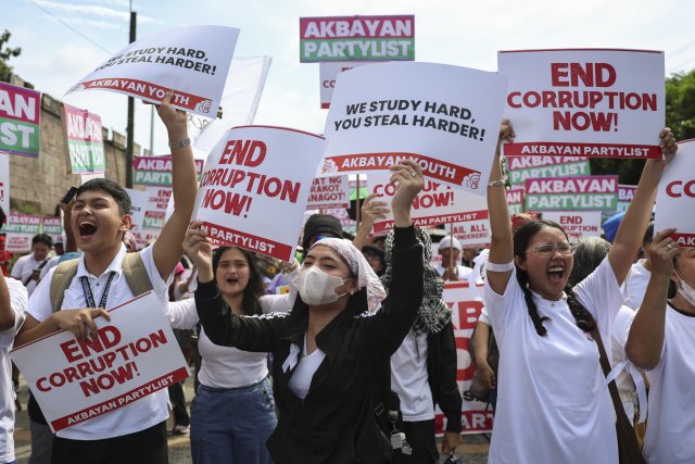 Während der Kundgebung am »EDSA People Power Monument« am Sonntag in Manila