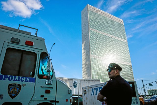 New Yorker Polizei vor dem schwer bewachten UN-Hauptquartier am East River