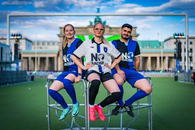 Während der EM 2024 nutzten Inter-Spieler*innen die offizielle Fanzone, um ihre »No Racism«-Trikots ins rechte Licht zu rücken.