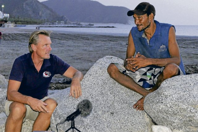 Michael Jungclaus (l.) führt in Kolumbien ein Interview über Plastikmüll in den Weltmeeren.