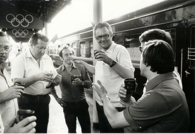 Im Team nach Moskau: Jürgen Holz (r.) mit nd-Sportchef Klaus Huhn (3.v.r.) und dem Box-Olympiasieger und nd-Fotografen Wolfgang Behrendt (3.v.l.)