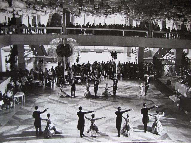 Tanz vor der legendären Gläsernen Blume, 1970er Jahre