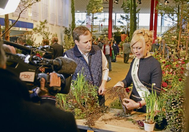 Fernsehmoderator Hellmuth Henneberg mit Blumenfee Victoria Salomon im Januar 2010 auf der Grünen Woche in Berlin