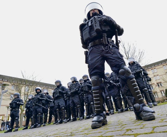 Polizisten sind nicht nur körperlich gut geschützt. Sie können auch damit rechnen, dass illegale Gewaltanwendung keine Konsequenzen hat.