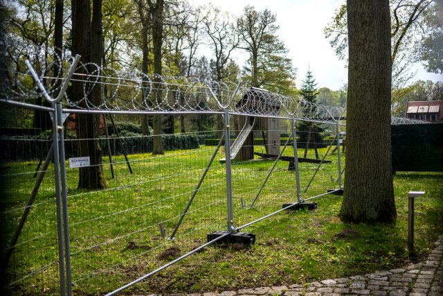 Gespenstig: Ein gesperrter Kinderspielplatz hinter Stacheldraht auf dem Gelände der Außenstelle des Landgerichts Verden.