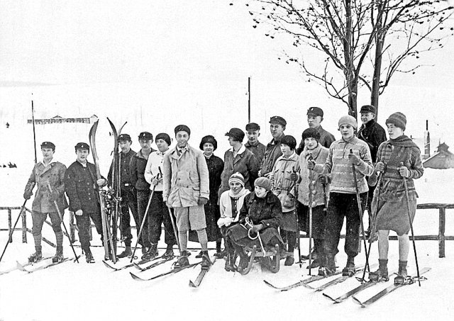 Gruppenfoto des Winterausflugs der »Schule der Arbeit«, zusammen mit dem Mädelheim Hohe Straße, zu Weihnachten 1928