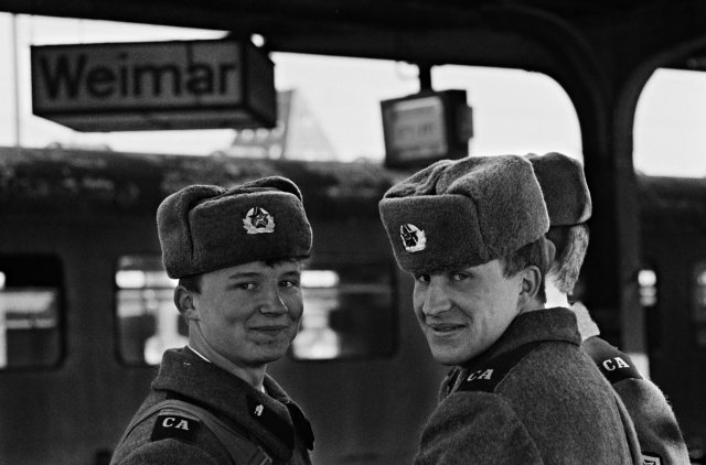 Soldaten der Roten Armee im März 1990 am Bahnhof von Weimar