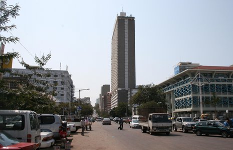 Mosambiks Hauptstadt Maputo ist im ständigen Wandel und auf Modernisierungskurs. (l.) In den Einkaufszentren gibt es alles, nur Parkplätze sind oft schwer zu finden.