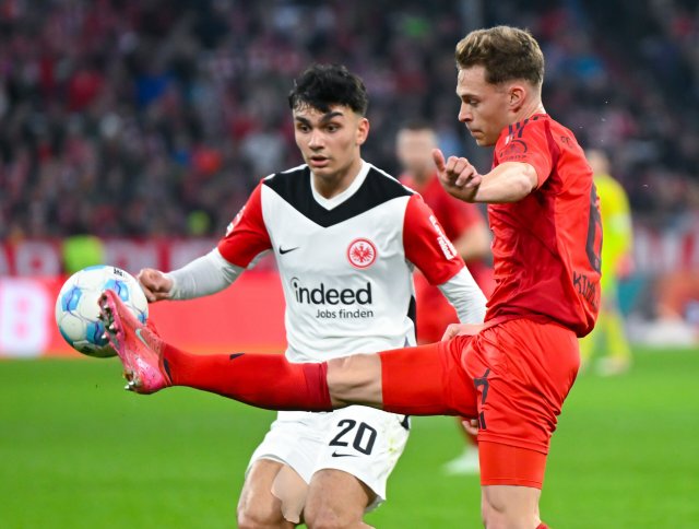 Duell im Februar: Joshua Kimmich (r.) von München und Can Uzun von Frankfurt