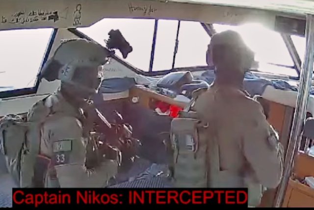 Dieser Screenshot aus einem von der Global Sumud Flotilla veröffentlichten Video zeigt israelische Marinesoldaten an Bord eines der Schiffe.