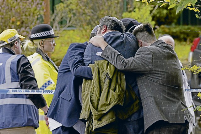 Mitglieder der jüdischen Gemeinde trösten sich gegenseitig in der Nähe der Synagoge in Crumpsall, Manchester, nach dem Anschlag