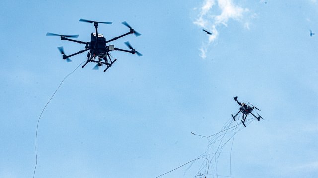 Bei einer Vorführung bringt eine Abwehrdrohne eine Angriffsdrohne durch Beschuss mit einem Netz zum Absturz. Zu einem Drohnenwall gehören aber noch weitere Verteidigungssysteme.