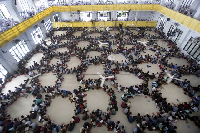 Indonesische Schüler*innen sitzen in einer Aula