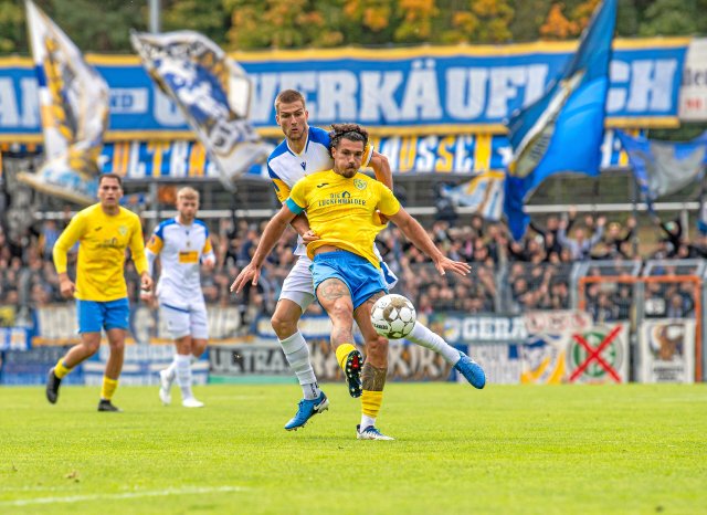 Tatowierte Lässigkeit gegen strenge Stutzen: Luckenwaldes Andreas Pollasch (v.) behauptet den Ball gegen Jenas Moritz Fritz.