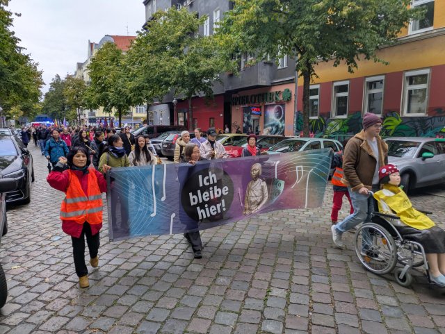 Rund 200 Menschen demonstrierten zum Erhalt der Friedensstatue