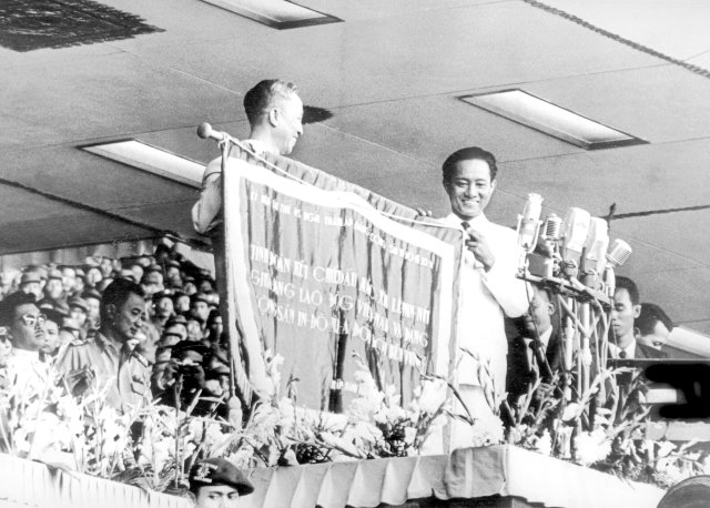 Im Mai 1965 ließ Präsident Sukarno (ganz links mit Sonnenbrille) noch Einheit präsentieren: Die Parteiführer der kommunistischen Parteien Nordvietnams und Indonesiens halten ein Banner.