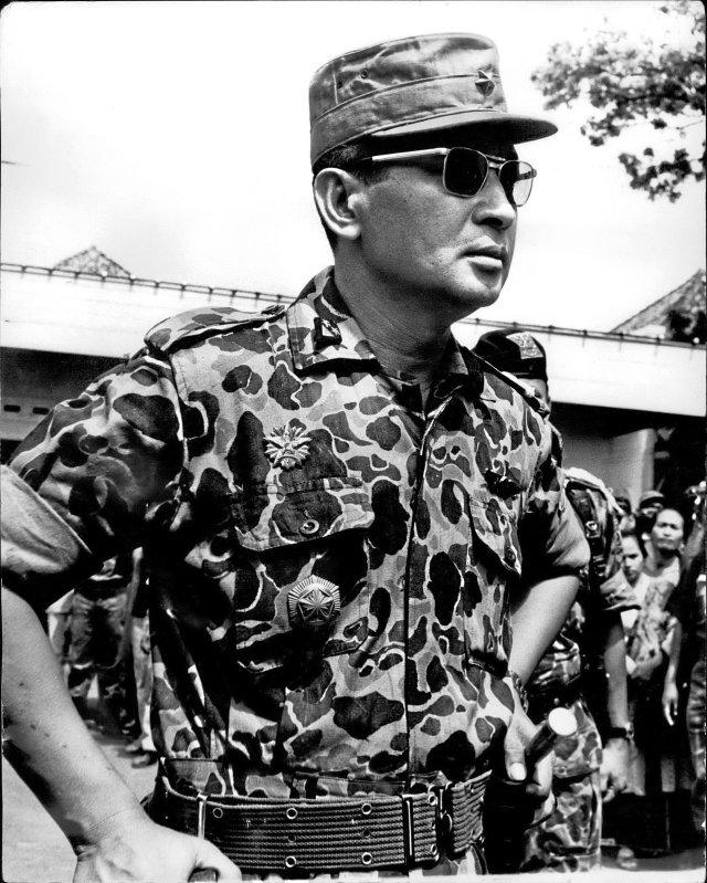 Generalmajor Suharto, Stabschef der indonesischen Armee, nimmt an einer Trauerfeier für die Generäle, die im Putsch am 1. Oktober 1965 getötet wurden, teil. Er wurde am 14. Oktober zum Armeechef ernannt.