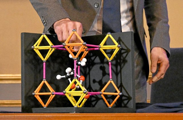 Heiner Linke, Vorsitzender des Nobelkomitees für Chemie, erläutert während einer Pressekonferenz zu den Gewinnern des Nobelpreises für Chemie 2025 ein Modell der metallorganischen Gerüstverbindungen.