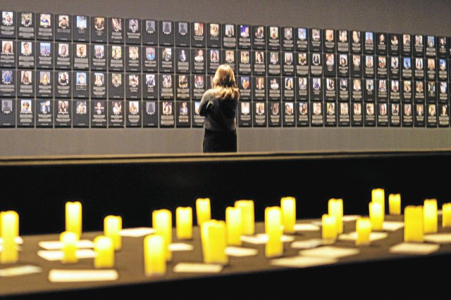An einer Wand sind die Fotos aller Todesopfer der Angriffe auf das Festival zu sehen.