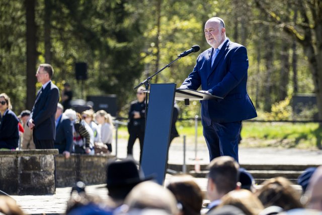 Würdiges Gedenken oder staatliche Propaganda? Der israelische Botschafter Ron Prosor im April 2025 in der Gedenkstätte Bergen-Belsen
