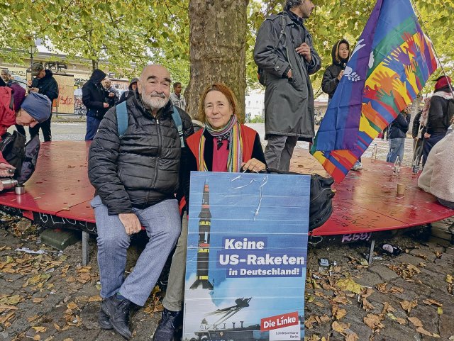 Zwei Demonstrant*innen von der Linken Berlin