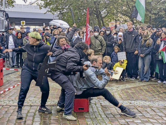 Das Moabiter Theater X zeigt ein antimilitaristisches Theaterstück.