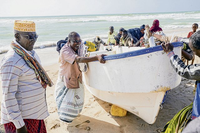 Elder Omar Mohamed Matan (links) an einem seiner Fischerboote