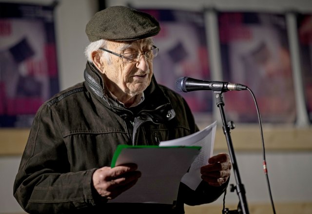 Peter Neuhof spricht auf einer Gedenkkundgebung der Berliner Vereinigung der Verfolgten des Naziregimes (VVN) am Mahnmal Levetzowstraße zur Erinnerung an das Novemberpogrom von 1938.