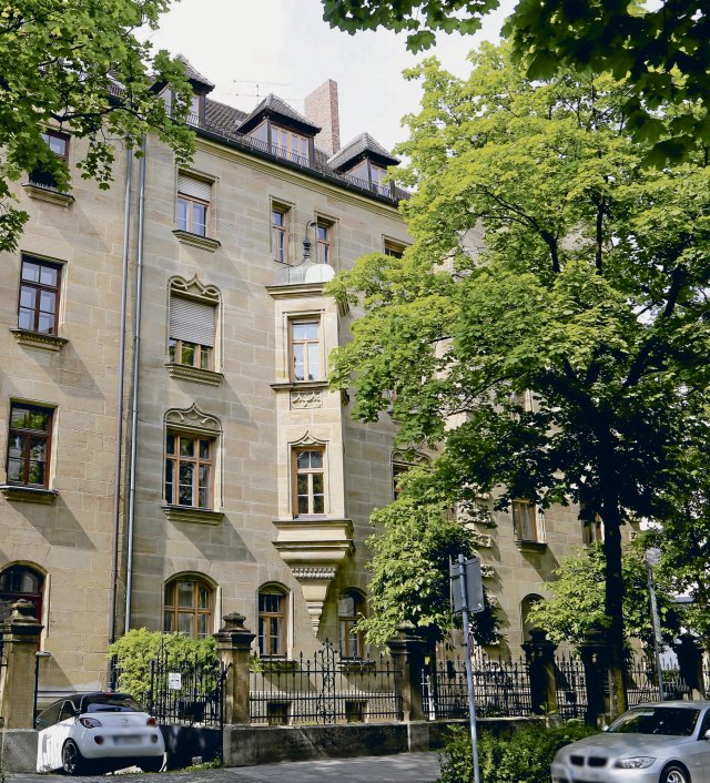 Das Haus in der Nussbaumstraße 30 in München ist von außen bereits renoviert, jetzt soll eine umfangreiche Sanierung der Wohnungen erfolgen.