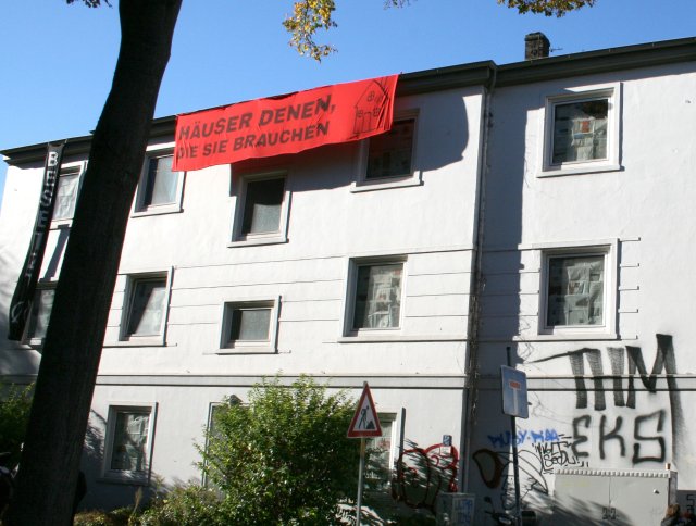 Mehr als 20 Jahre stand das Haus in der Kornstraße 155 leer, zuletzt befanden sich im Erdgeschoss Büroräume einer Sparkassenfiliale.