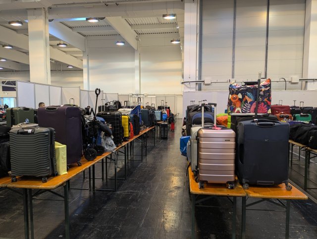 In der »Brettspielgarderobe« können Messebesucher*innen ihr Gepäck zwischenlagern lassen. Viele machen davon umfangreich Gebrauch.