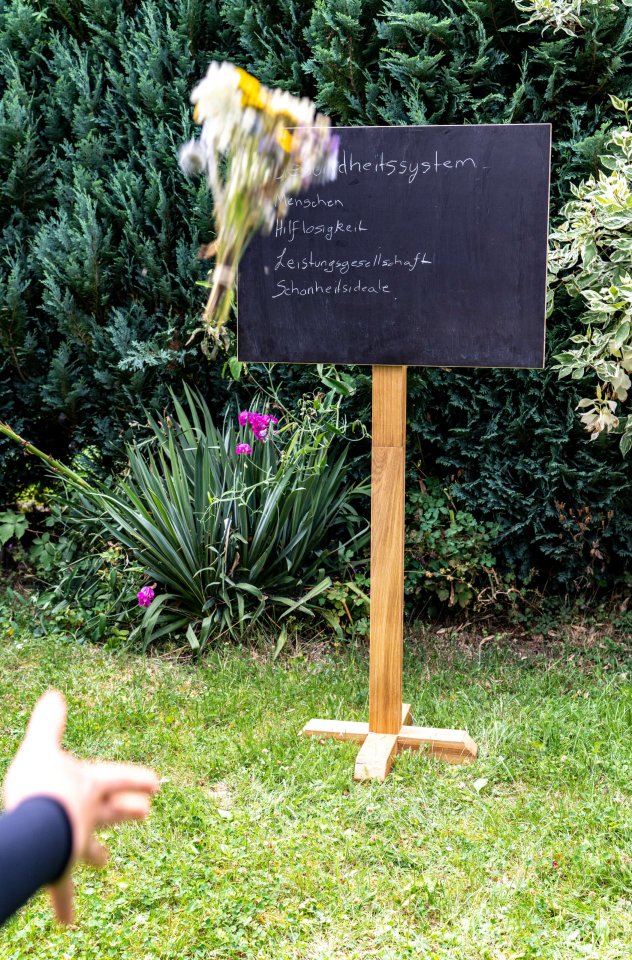 Yvonne Andrä und Stefan Petermann machten aus dem Blumenwerfen ein politisch-künstlerisches Projekt