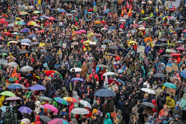 Nicht nur auf den Straßen wie hier in Bremen wird gegen rassisti...