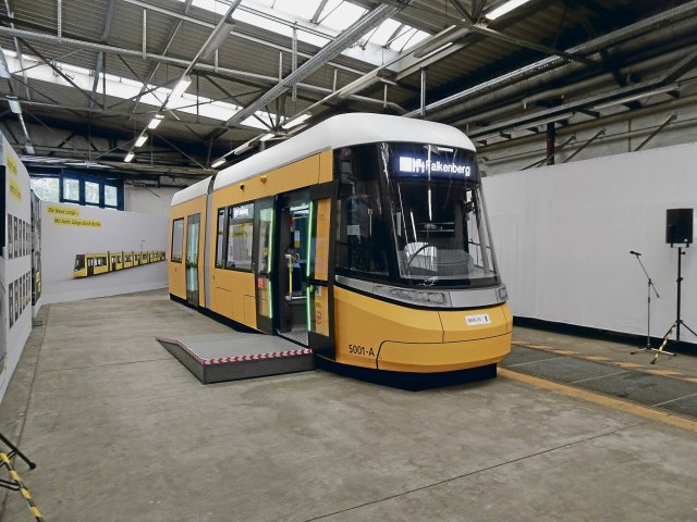 Ein lebensgroßes Modell der ersten zwei Module des Urbanliners a...