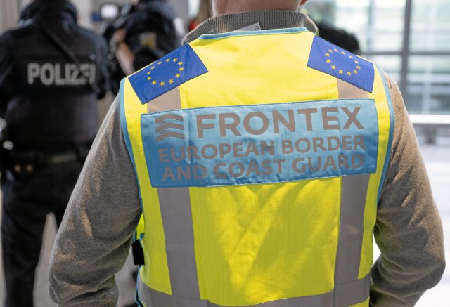 Europas Grenzschutzagentur Frontex stockt seine Mitarbeiterzahl ...
