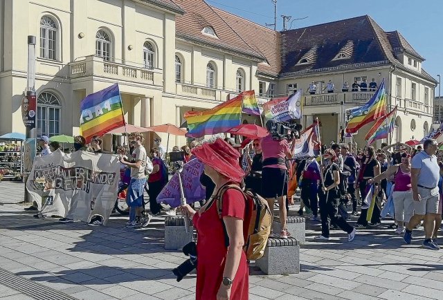 Von Neonazis bedrängt, aber mit der Solidarität vieler Einwohner...